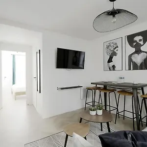 Enchanting Parisian Apartamento